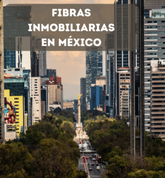 Skyline de rascacielos corporativos al atardecer que representa la inversión en bienes raíces mediante Fibras en México