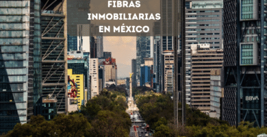 Skyline de rascacielos corporativos al atardecer que representa la inversión en bienes raíces mediante Fibras en México