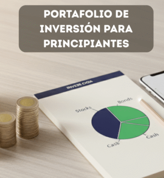Monedas apiladas en columnas crecientes junto a gráficas financieras que representan el crecimiento de un portafolio de inversión para principiantes en México