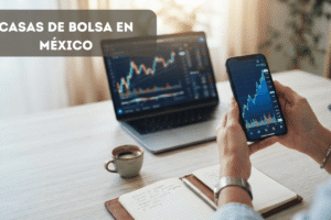 Inversionista comparando una app de inversión y el mercado de valores para elegir casa de bolsa en México