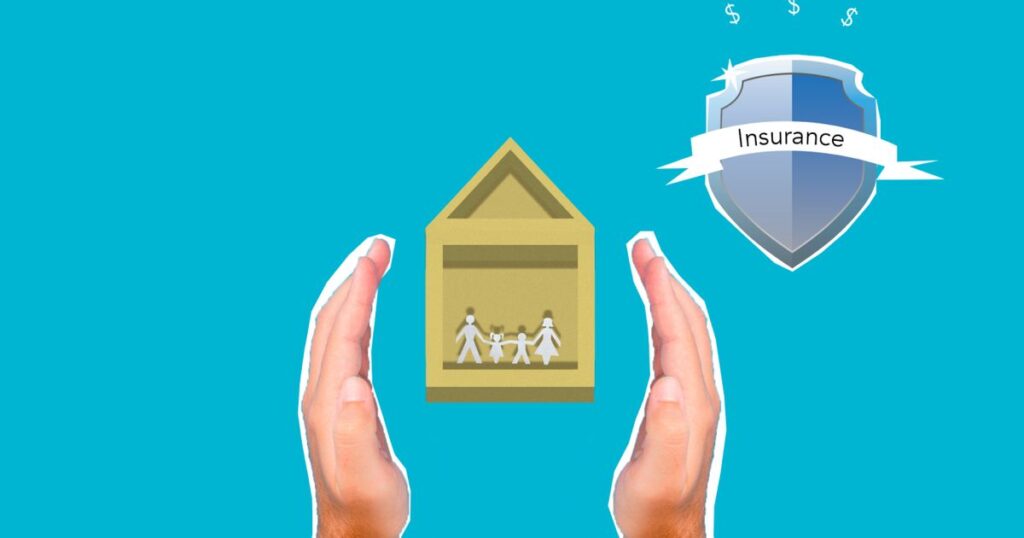Manos sosteniendo recortes de papel de una casa y una familia bajo un escudo, representando los seguros que sí necesitas para proteger tu patrimonio en México