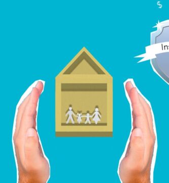 Manos sosteniendo recortes de papel de una casa y una familia bajo un escudo, representando los seguros que sí necesitas para proteger tu patrimonio en México