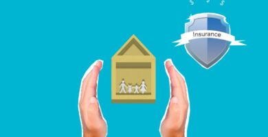 Manos sosteniendo recortes de papel de una casa y una familia bajo un escudo, representando los seguros que sí necesitas para proteger tu patrimonio en México