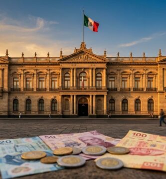Palacio Nacional y billetes de peso mexicano que representan a la Secretaría de Hacienda y Crédito Público, rectora de las finanzas públicas de México
