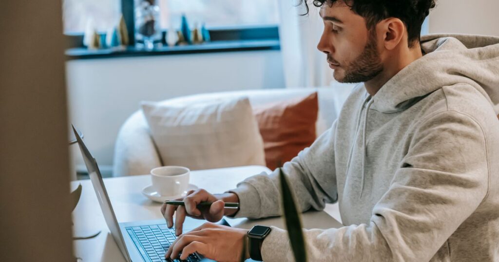 Persona trabajando por su cuenta con laptop en casa mientras planea su ahorro para el retiro como freelance en México