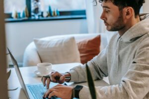 Persona trabajando por su cuenta con laptop en casa mientras planea su ahorro para el retiro como freelance en México