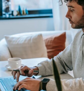 Persona trabajando por su cuenta con laptop en casa mientras planea su ahorro para el retiro como freelance en México