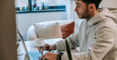 Persona trabajando por su cuenta con laptop en casa mientras planea su ahorro para el retiro como freelance en México